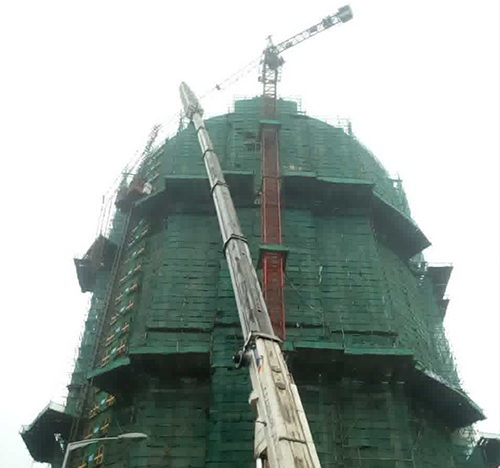 长春吊车在工地上作业